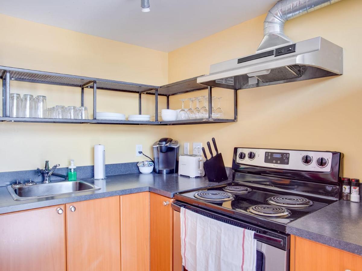 Holiday home New Huge Penthouse Loft, Rooftop Patio, Bbq, Parking, Coffee